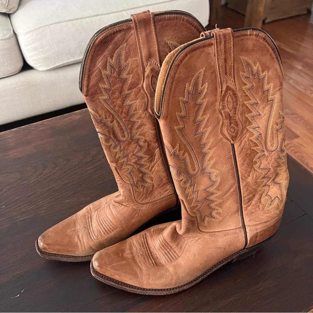 Beautiful real leather cowboy boots! Camel color, Size 8